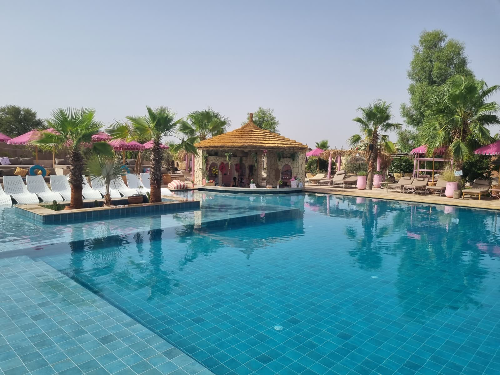 La piscine principale et son bar au bord de l'eau